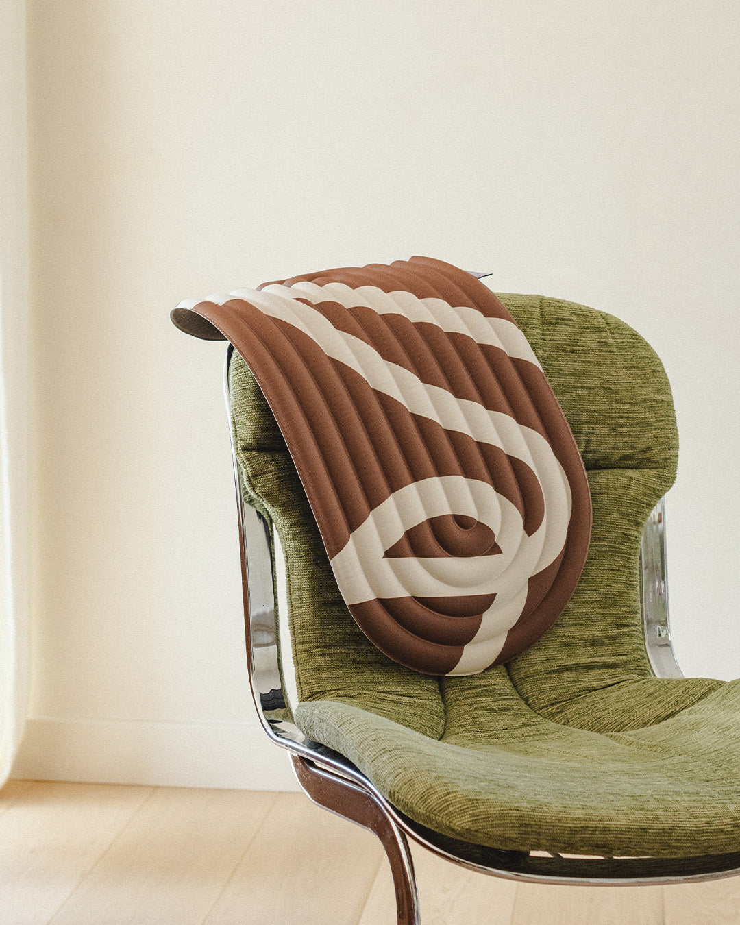 Mini tapis de sol pad de confort de la marque hercule studio modèle galé couleur bari choco packshot lifestyle sur chaise