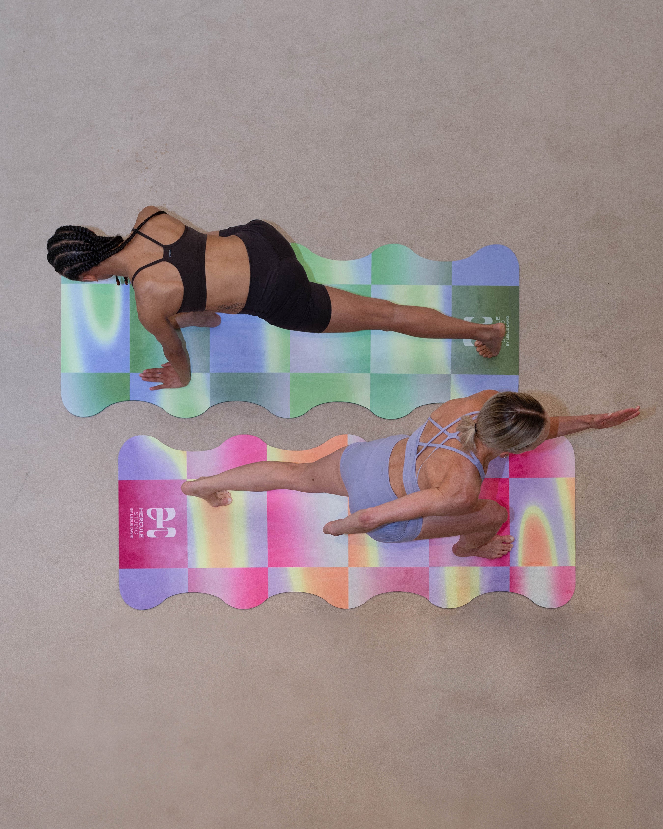 Tapis de yoga Mar de la marque Hercule Studio en collaboration avec Leslie David Studio en matière suède, couleur bleu, vert et argent Breathe In