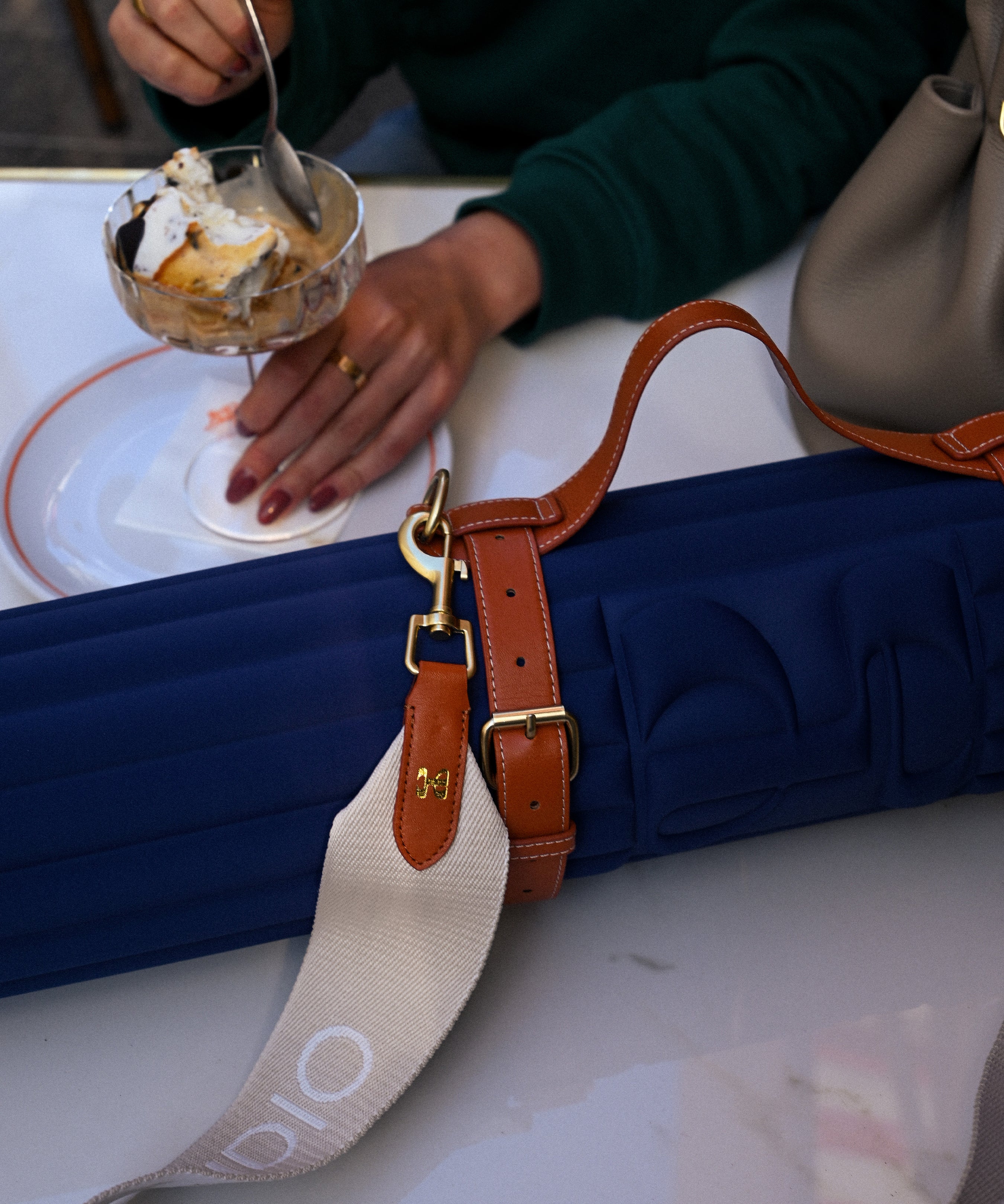 Tapis d'exercice bleu nuit profond de la marque française Hercule Studio, design élégant et old money avec sangle de transport pour tapis de sport