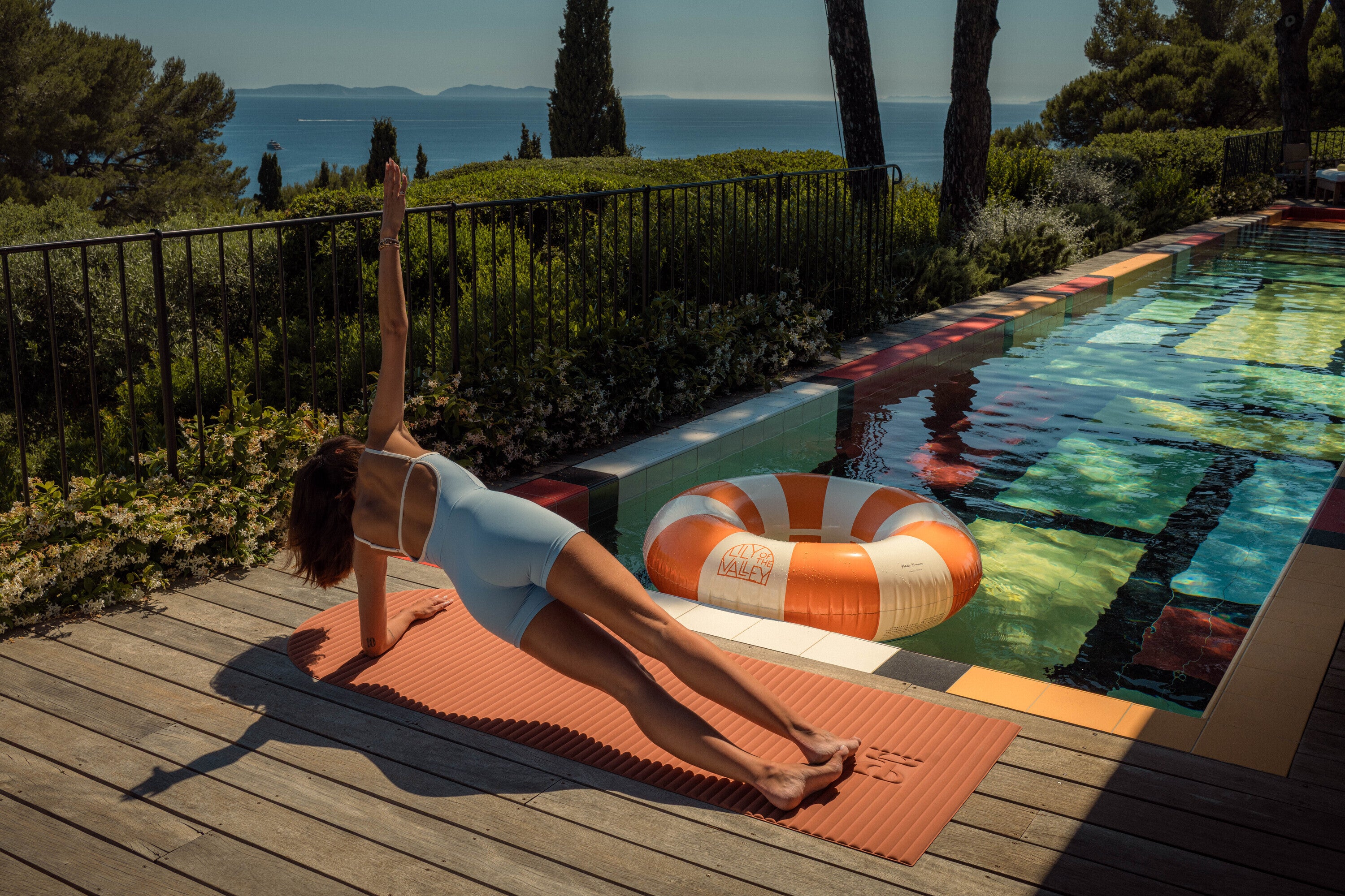 Séance de sport sur le tapis de fitness Archy à l'hôtel Lily of the Valley