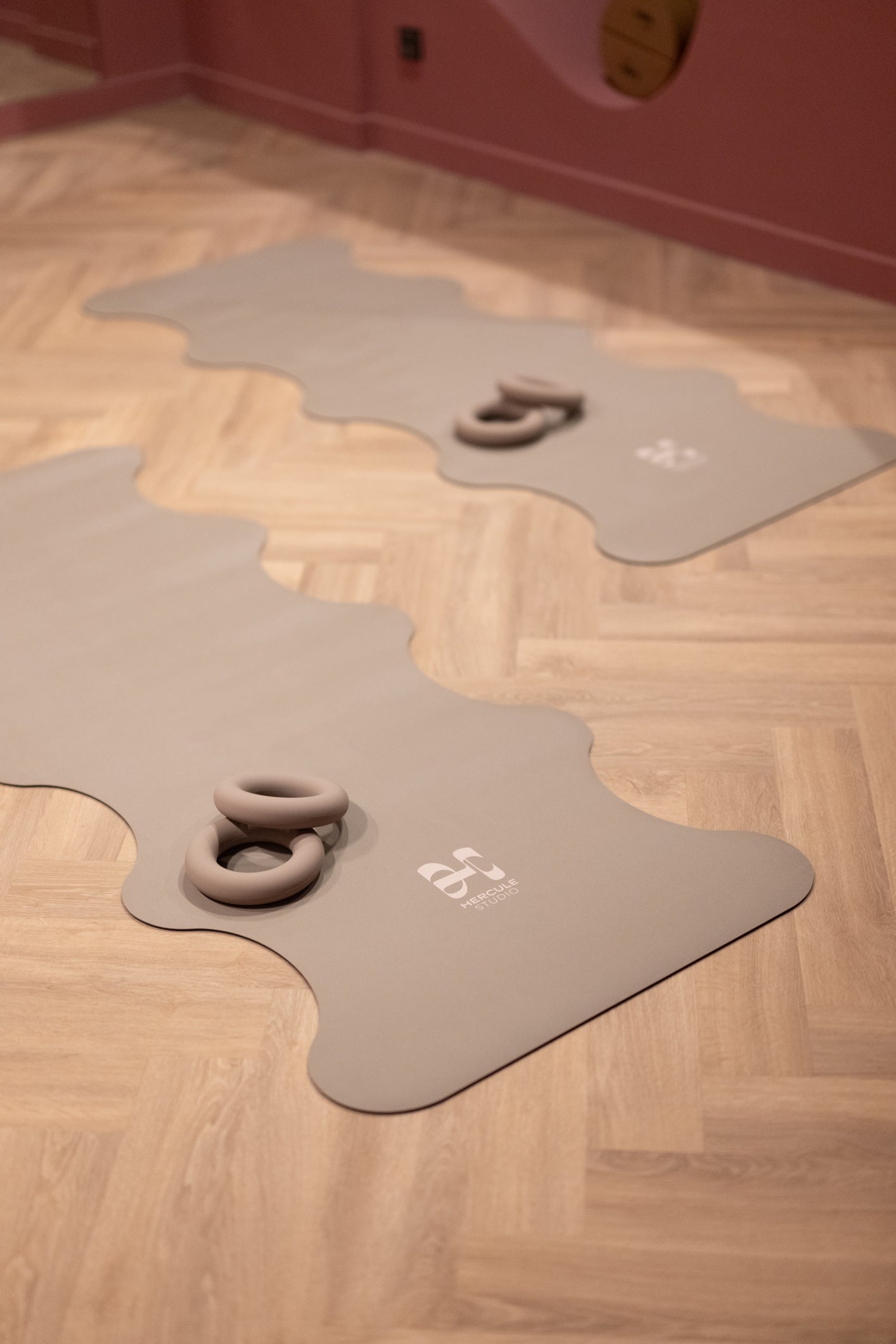 Mise en situation des tapis de yoga Mar couleur Greige dans un studio de Yoga