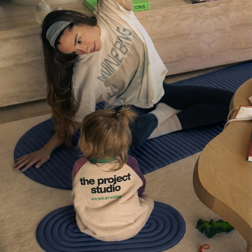 Pack Pilates Mom couleur bleu marine Navy de la marque Hercule Studio, pour la fête des mères, s'entrainer avec le Tapis de sport Archy et le pad de confort Galé