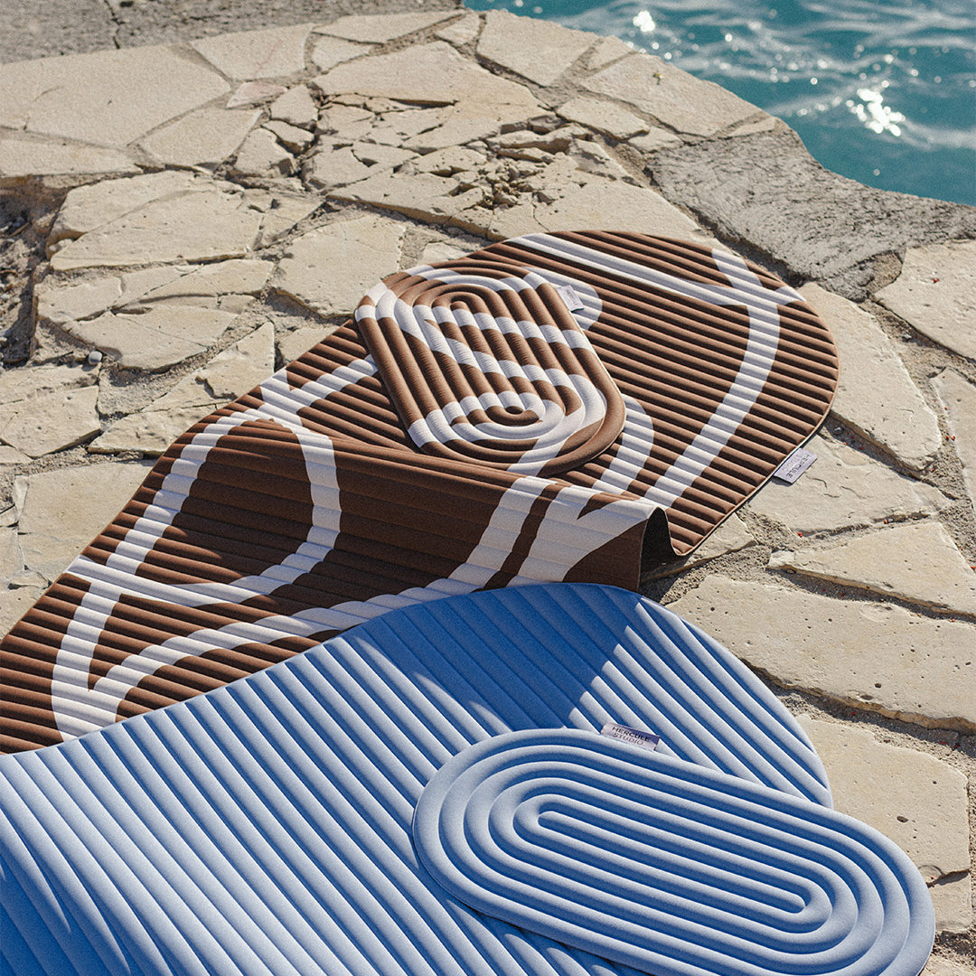 Mini tapis de sol pad de confort de la marque hercule studio modèle galé et tapis d'exercice archy couleur blue jean et imprimé bari choco packshot lifestyle