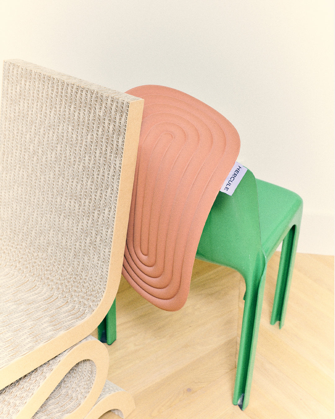 Mini tapis de sol pad de confort de la marque hercule studio modèle galé couleur terre cuite photo lifestyle décoration du produit entre deux chaises