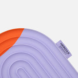 Étiquette violette du pad Galé Hercule Studio – mini tapis 3‑en‑1 imprimé rouge et violet (Axel), support ergonomique zones sensibles, design innovant et durable