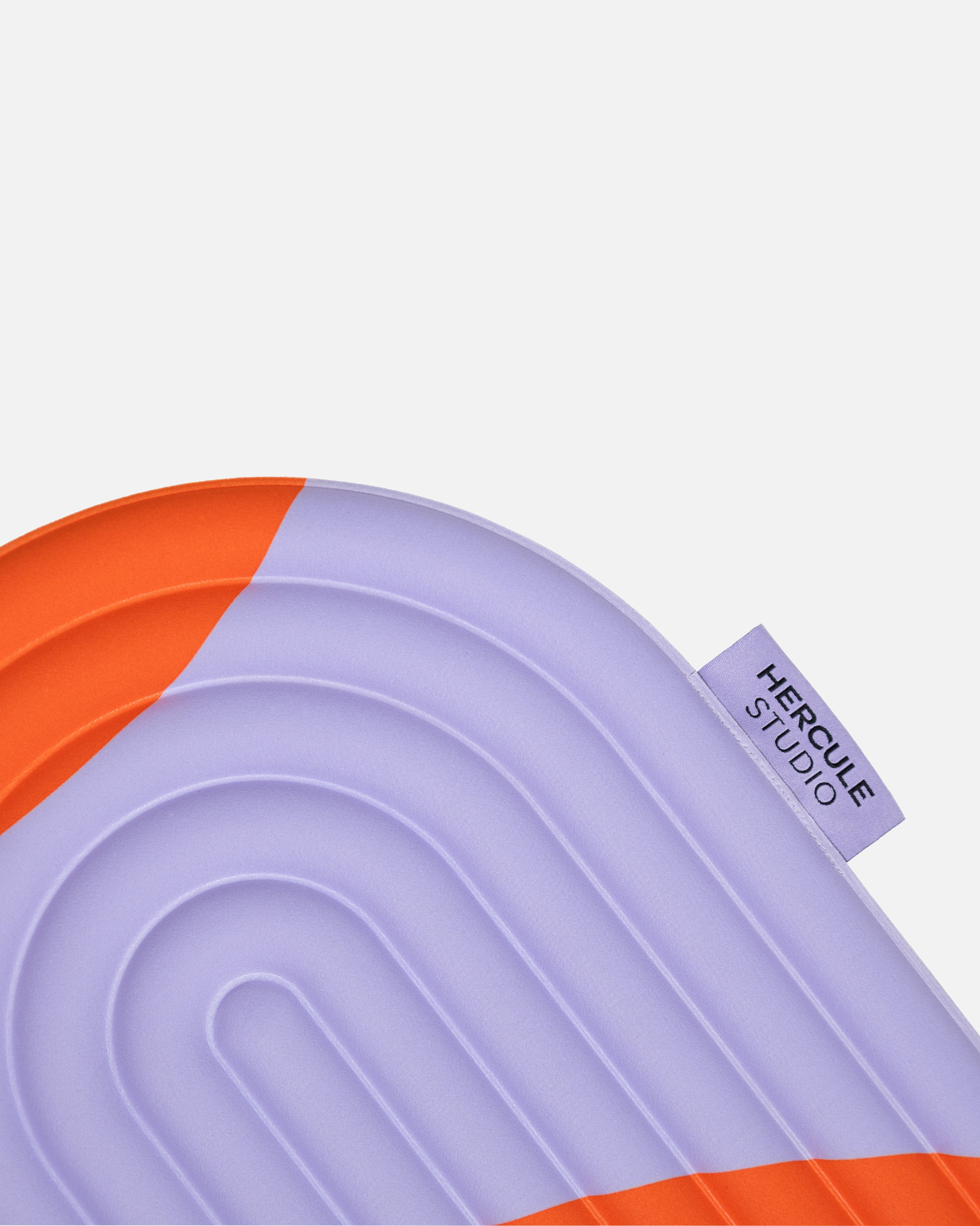 Étiquette violette du pad Galé Hercule Studio – mini tapis 3‑en‑1 imprimé rouge et violet (Axel), support ergonomique zones sensibles, design innovant et durable