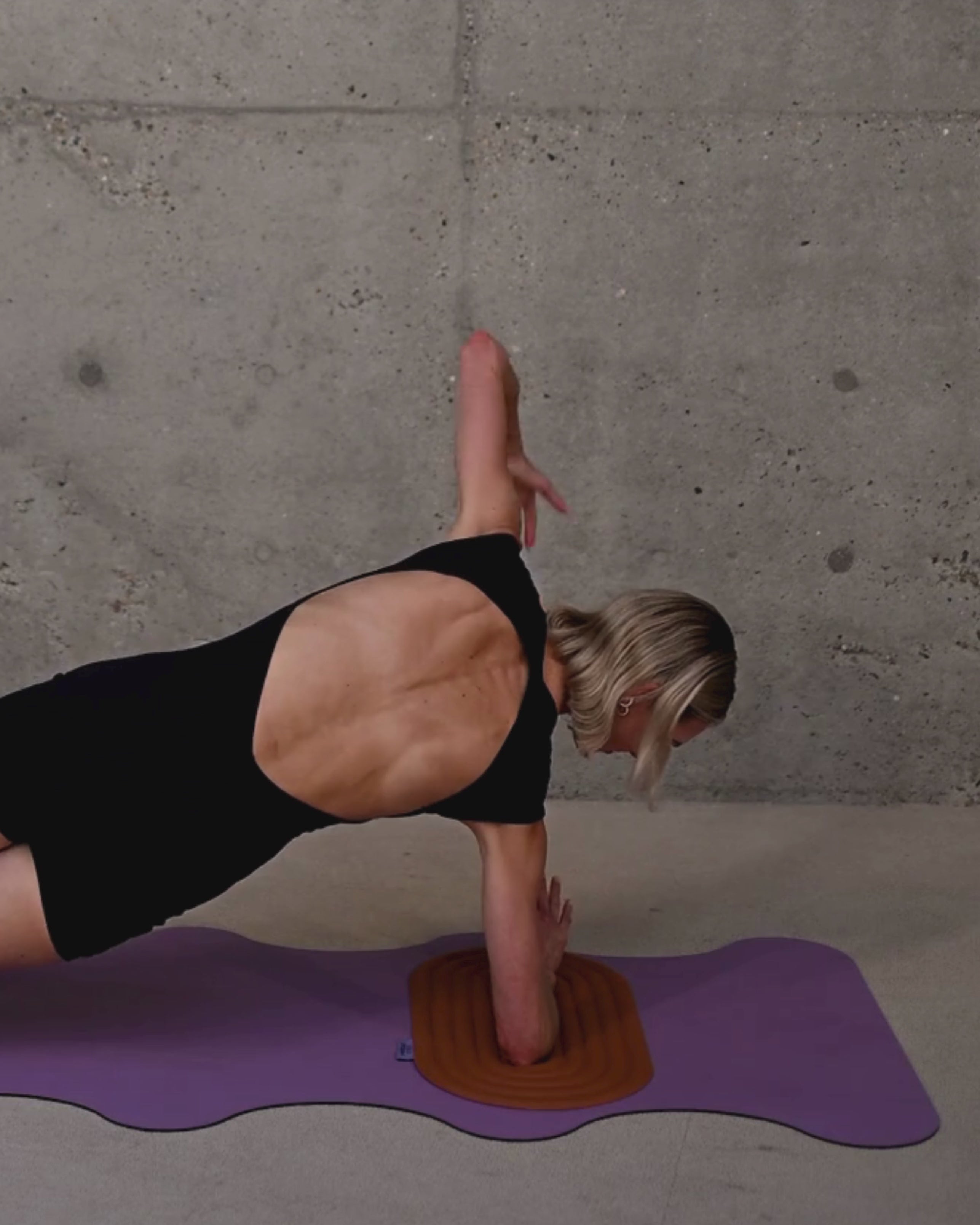 Session yoga lifestyle avec pad Galé Hercule Studio terracotta, mini tapis ergonomique pour exercices au sol et Reformer et tapis de yoga violet Lavande