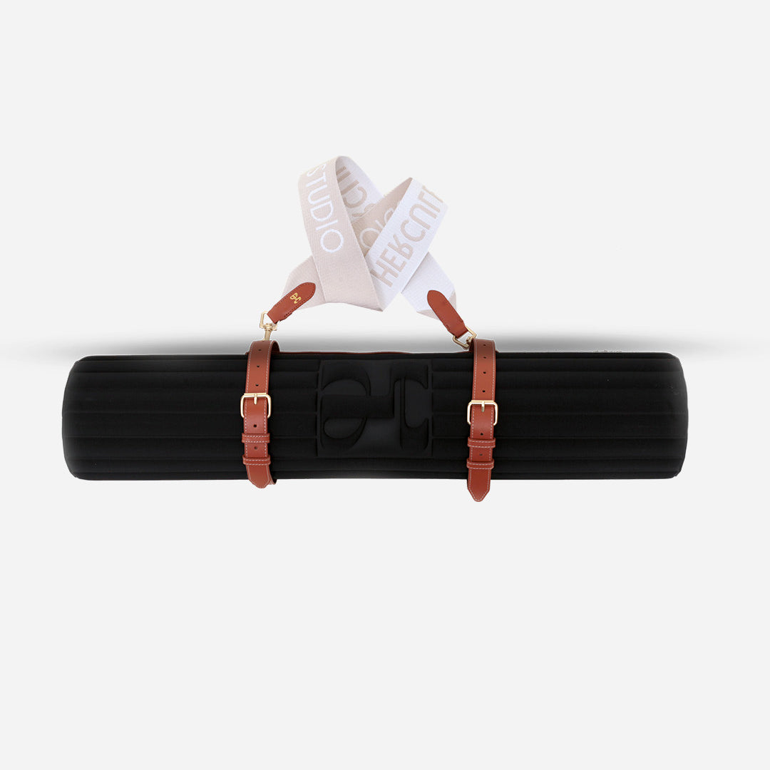 Sangle de transport pour tapis d'exercice modèle soca couleur beige et camel packshot mise en scène