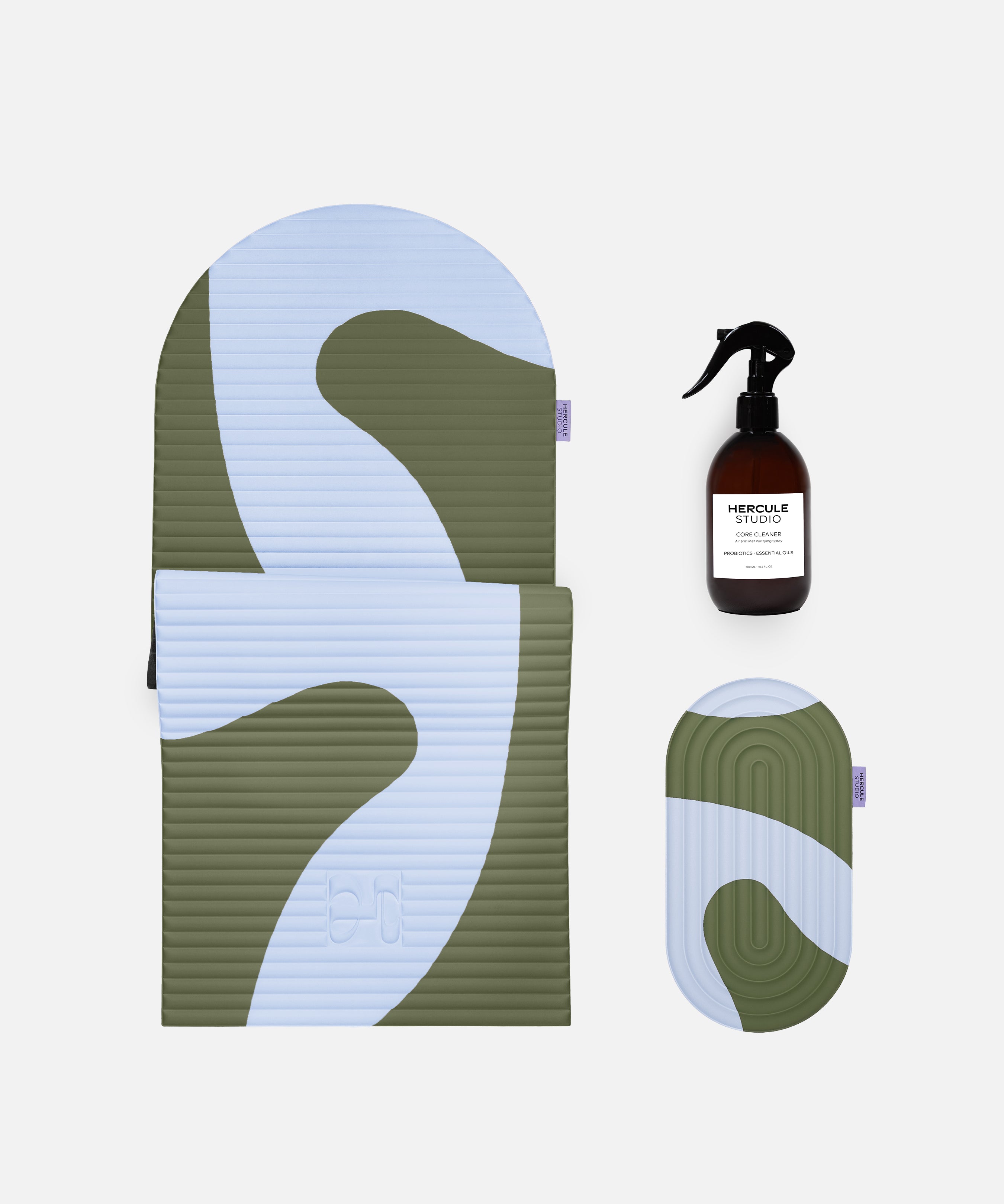 Bundle essentiel Hercule Studio imprimé Axel kaki bleu avec tapis Archy design graphique, pad de confort Galé 3-en-1 et spray assainissant pour tapis, set complet pilates et fitness made in France, packshot