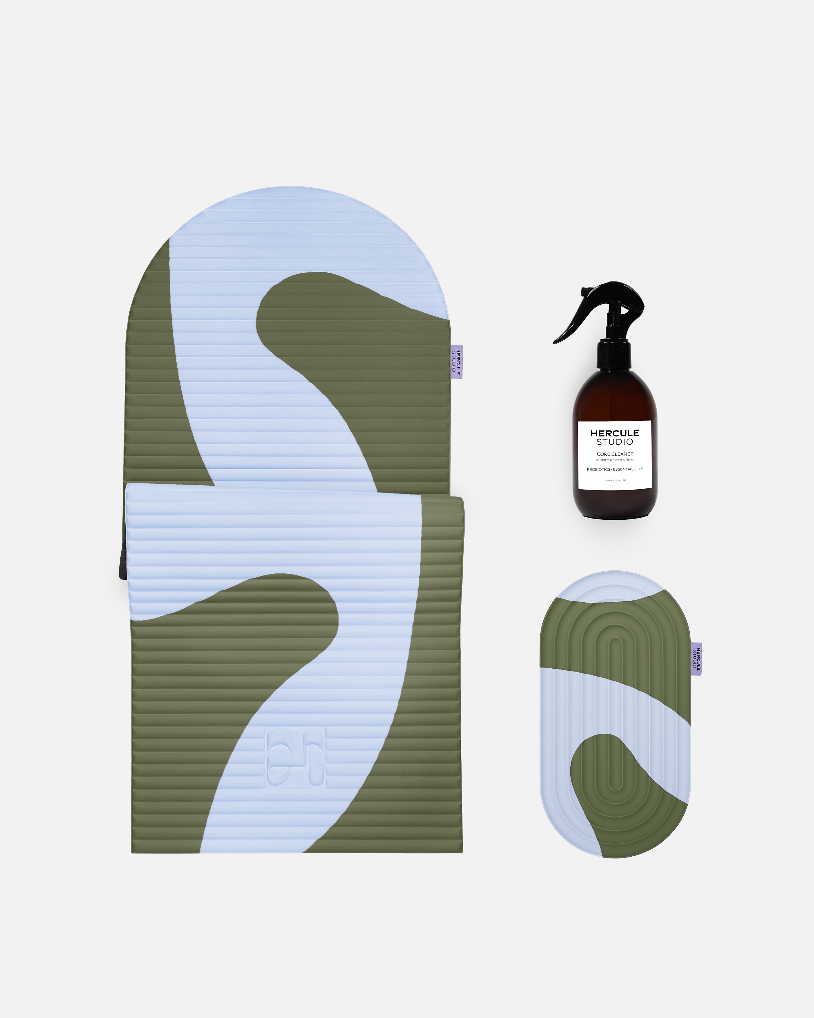 Bundle essentiel Hercule Studio imprimé Axel kaki bleu avec tapis Archy design graphique, pad de confort Galé 3-en-1 et spray assainissant pour tapis, set complet pilates et fitness made in France, packshot