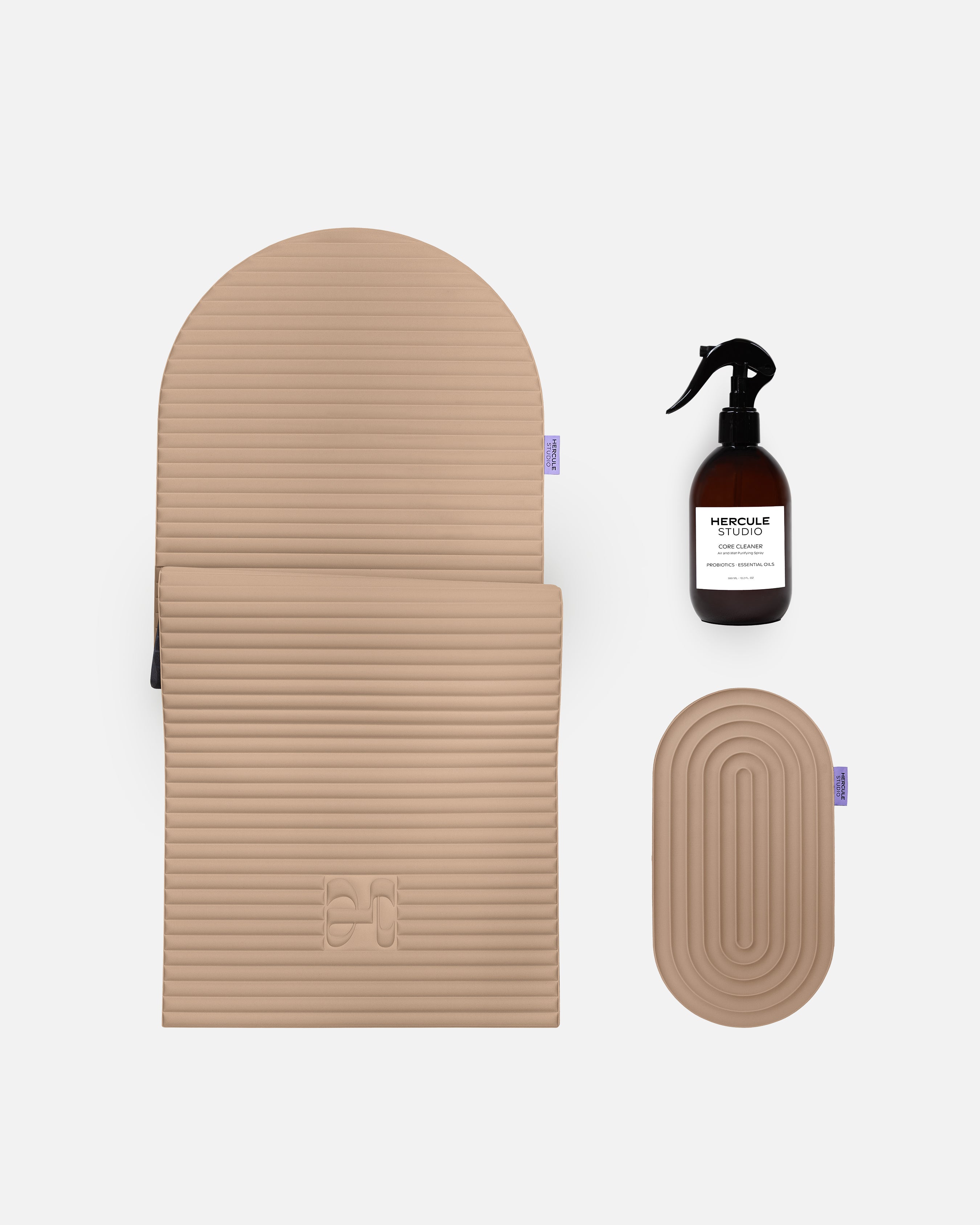 Set essentiel bien-être Hercule Studio beige dune composé du tapis Archy ergonomique, du mini tapis Galé de confort et du spray assainissant pour tapis, pack Pilates et fitness éco-conçu Made in France, visuel packshot