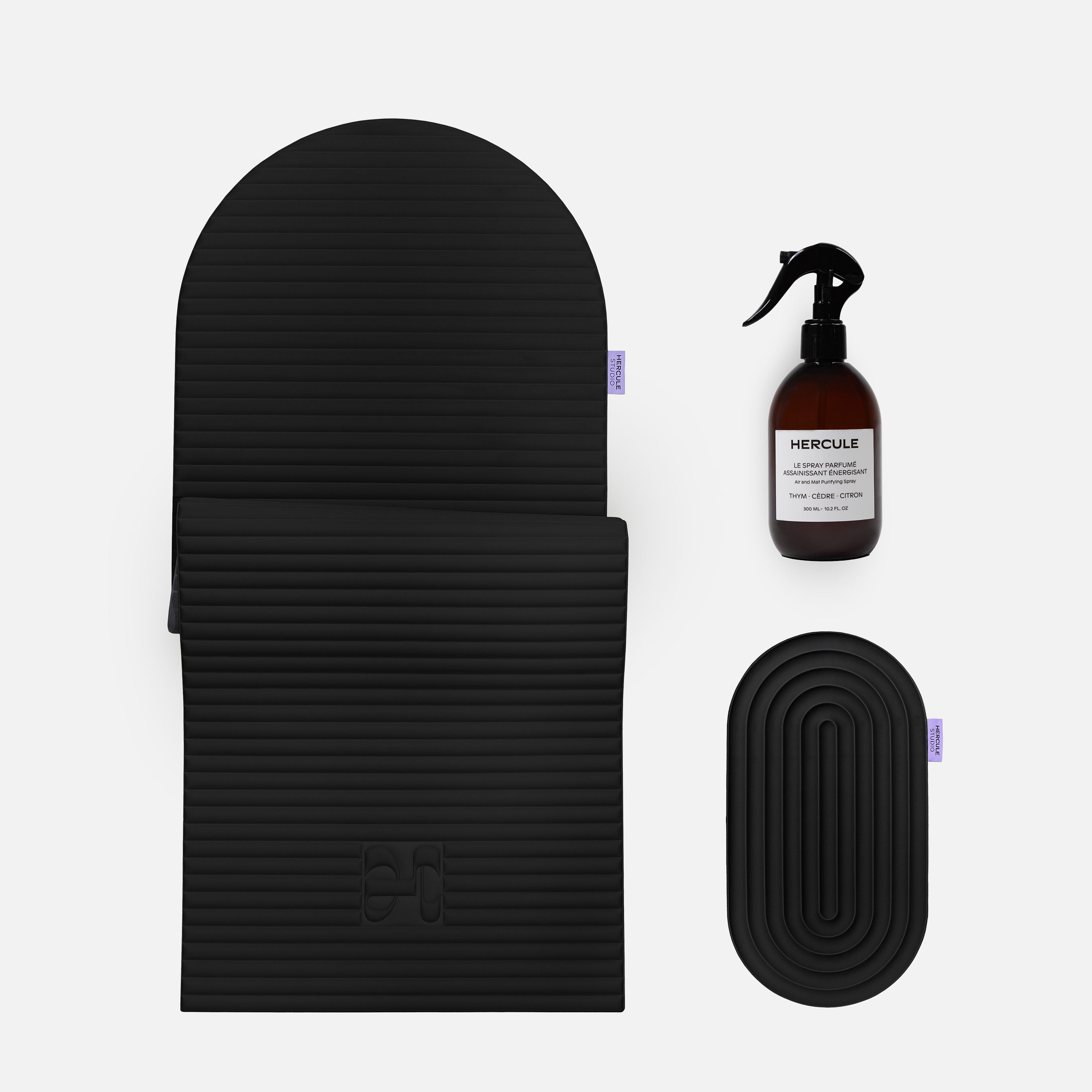 Set essentiel avec tapis de sport Archy, mini tapis de sport Galé couleur Outrenoir et spray parfumé de la marque Hercule Studio photo packshot