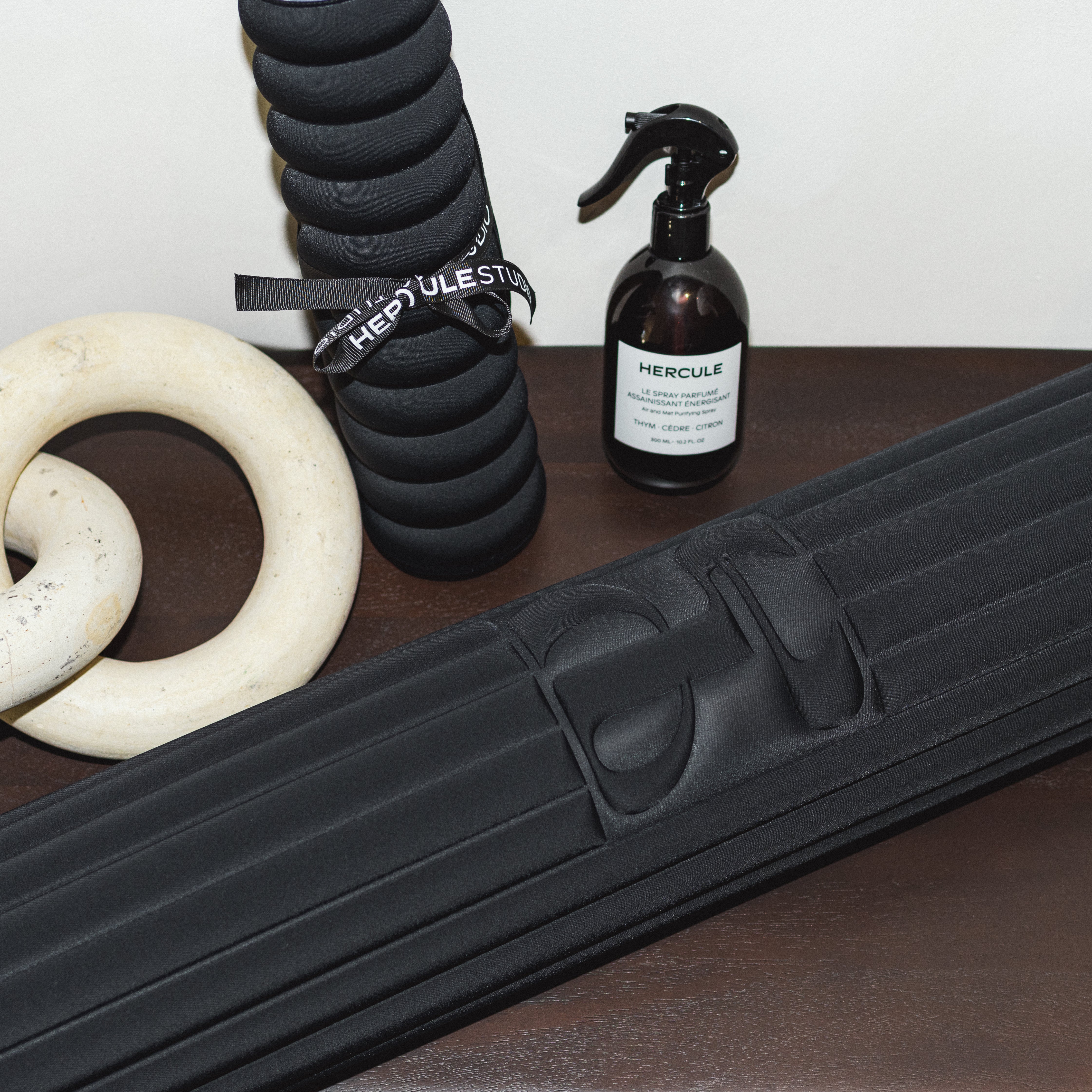 Set essentiel avec tapis de sport Archy, mini tapis de sport Galé couleur Outrenoir et spray parfumé de la marque Hercule Studio photo lifestyle