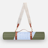 Set nomade Hercule Studio imprimé Axel kaki et bleu réunissant tapis Archy graphique et sangle de transport pour tapis de sport, duo design et fonctionnel pour pilates et fitness en déplacement, packshot