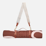 Set nomade Hercule Studio imprimé Bari choco réunissant tapis Archy graphique marron et sangle de transport pour tapis de sport, duo élégant pour pilates et fitness en déplacement, fabrication française, packshot