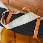 Tapis de sport couleur Outrenoir de la marque Hercule Studio avec sangle de transport Soca en cuir végétal photo zoomée lifestyle