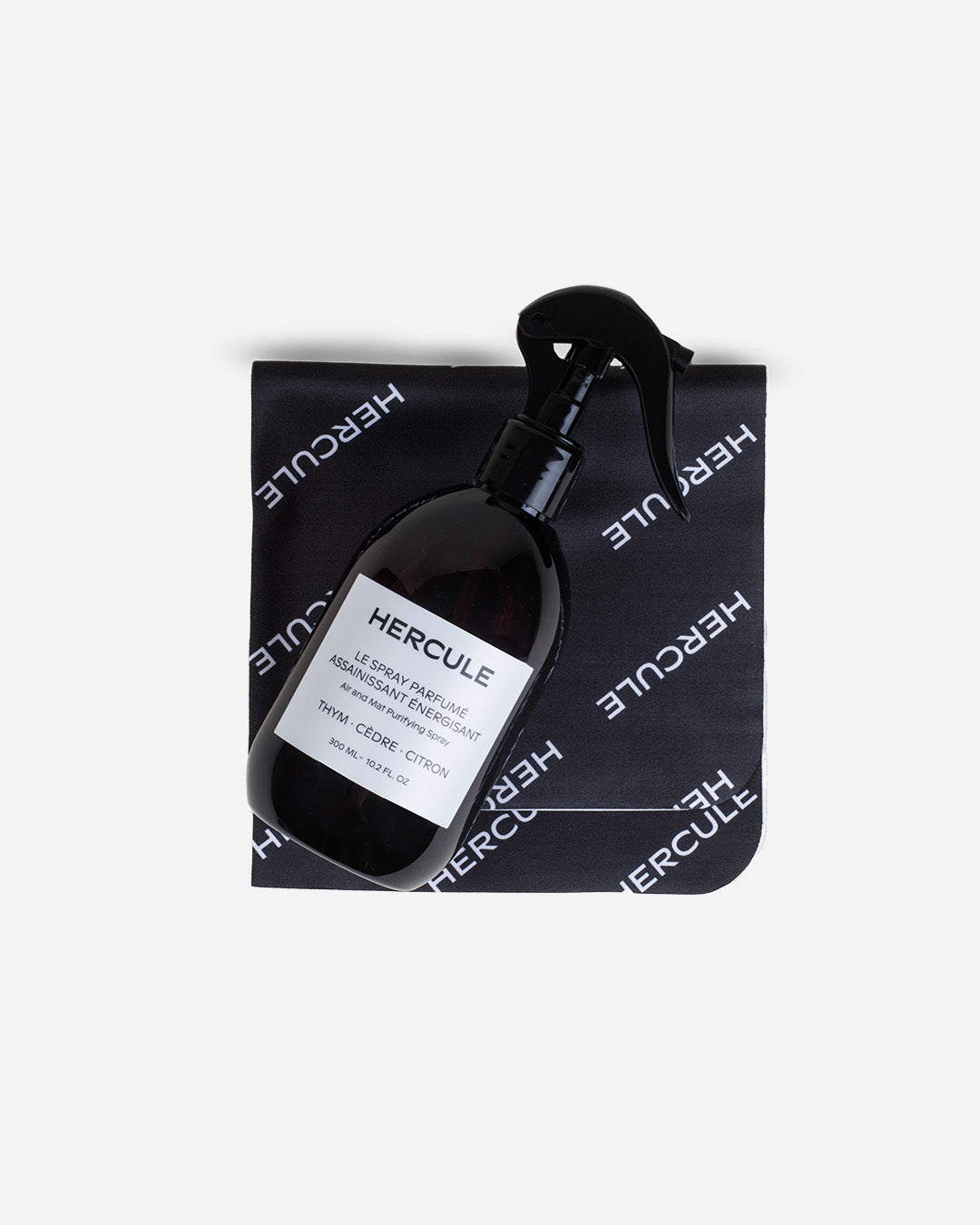 Spray pour assainir le tapis de sport et énergiser l'espace d'entraînement packshot flacon et microfibre