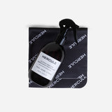 Spray pour assainir le tapis de sport et énergiser l'espace d'entraînement packshot flacon et microfibre