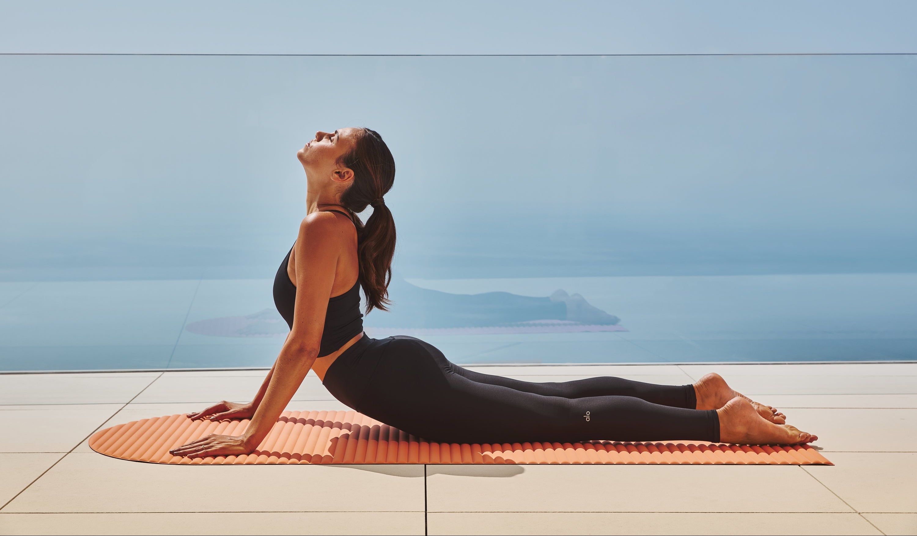 Cours de yoga sur le tapis de sport Archy à l'hôtel Maybourne Riviera, partenaire de la marque d'accessoires de sport Hercule Studio