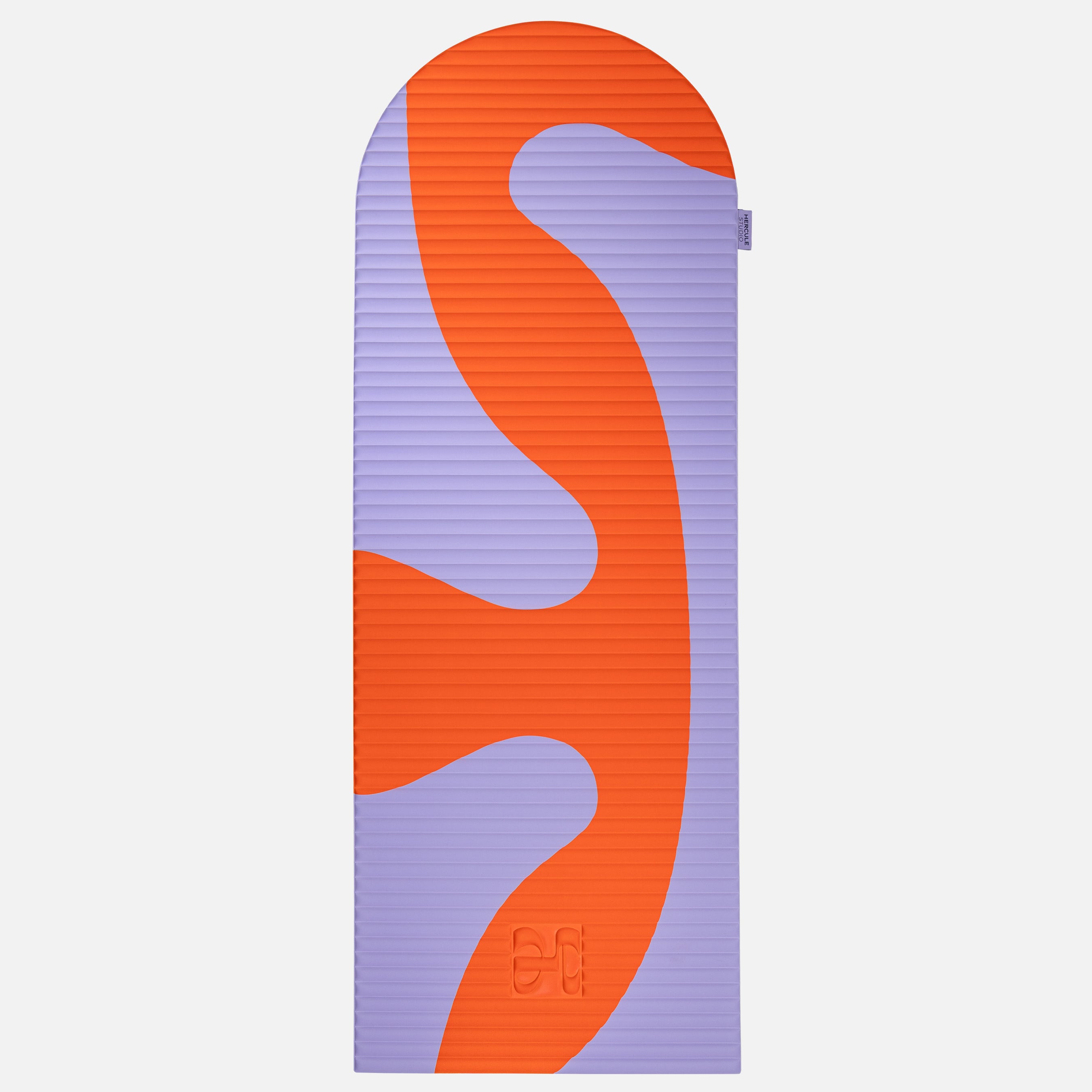 Tapis de sol pour le fitness le yoga et le pilates de la marque hercule studio modèle archy couleur imprimé axel rouge orangé packshot du tapis déplié