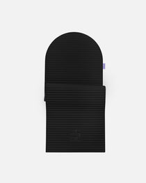 Tapis de sport en forme d’arche Hercule Studio, modèle Archy noir (outrenoir), tapis de sol design durable et premium Made in France pour fitness, pilates et étirements, vue semi dépliée