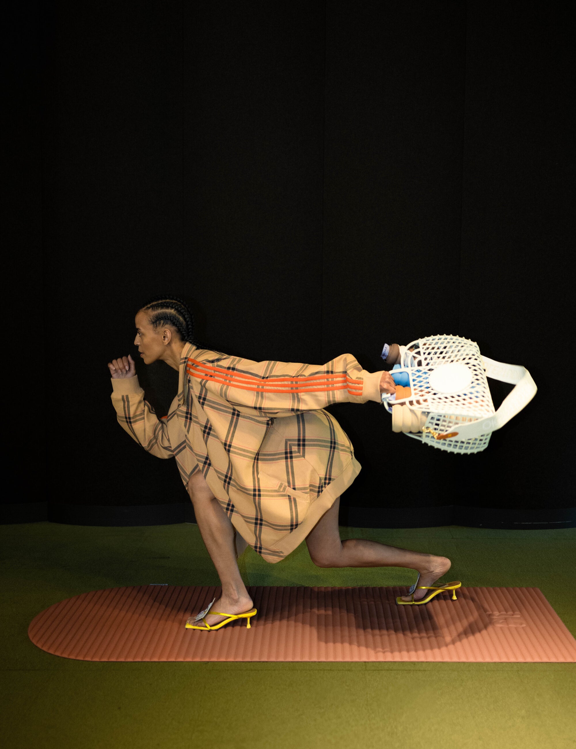 Mannequin en talons sur tapis de sport Archy couleur terre cuite de la marque Hercule Studio