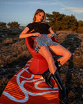 Tapis de sol pour le fitness le yoga et le pilates de la marque hercule studio modèle archy couleur imprimé bari orange pop photo avec un mannequin