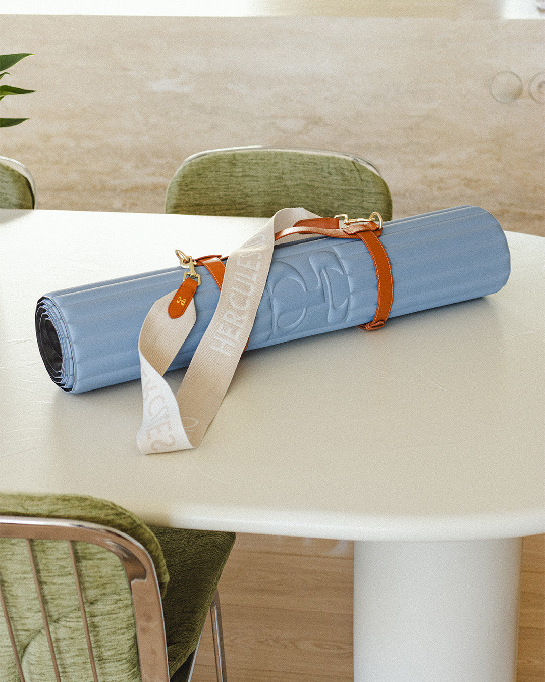 Tapis de sol pour le fitness le yoga et le pilates de la marque hercule studio modèle archy couleur blue jean photo lifestyle roulé avec sangle de transport soca