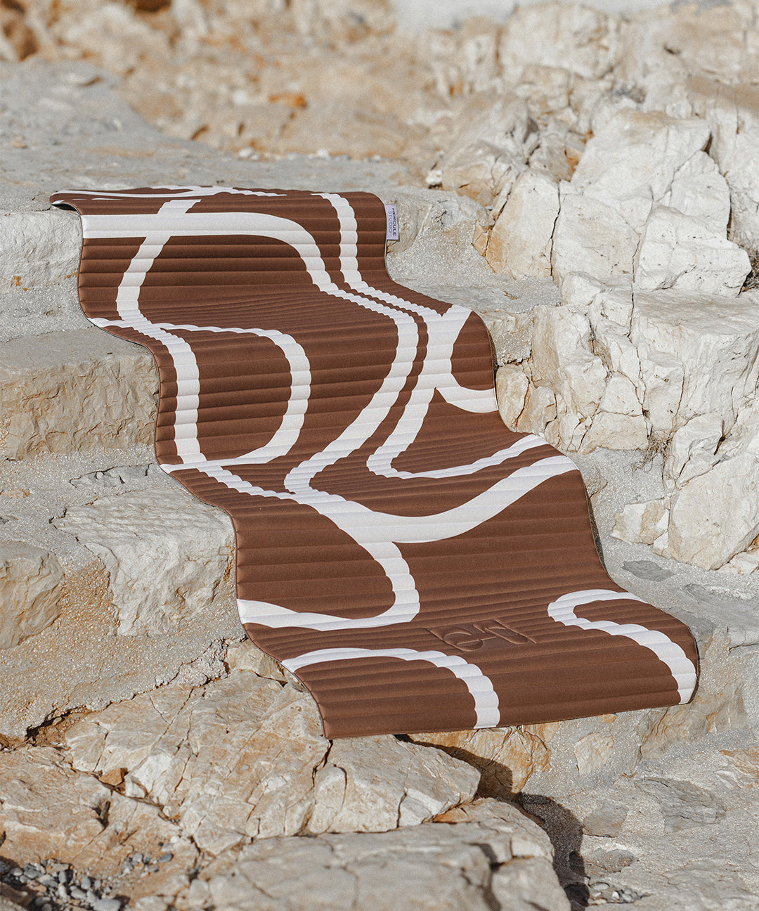 Tapis de sol pour le fitness le yoga et le pilates de la marque hercule studio modèle archy couleur imprimé bari choco packshot lifestyle escaliers