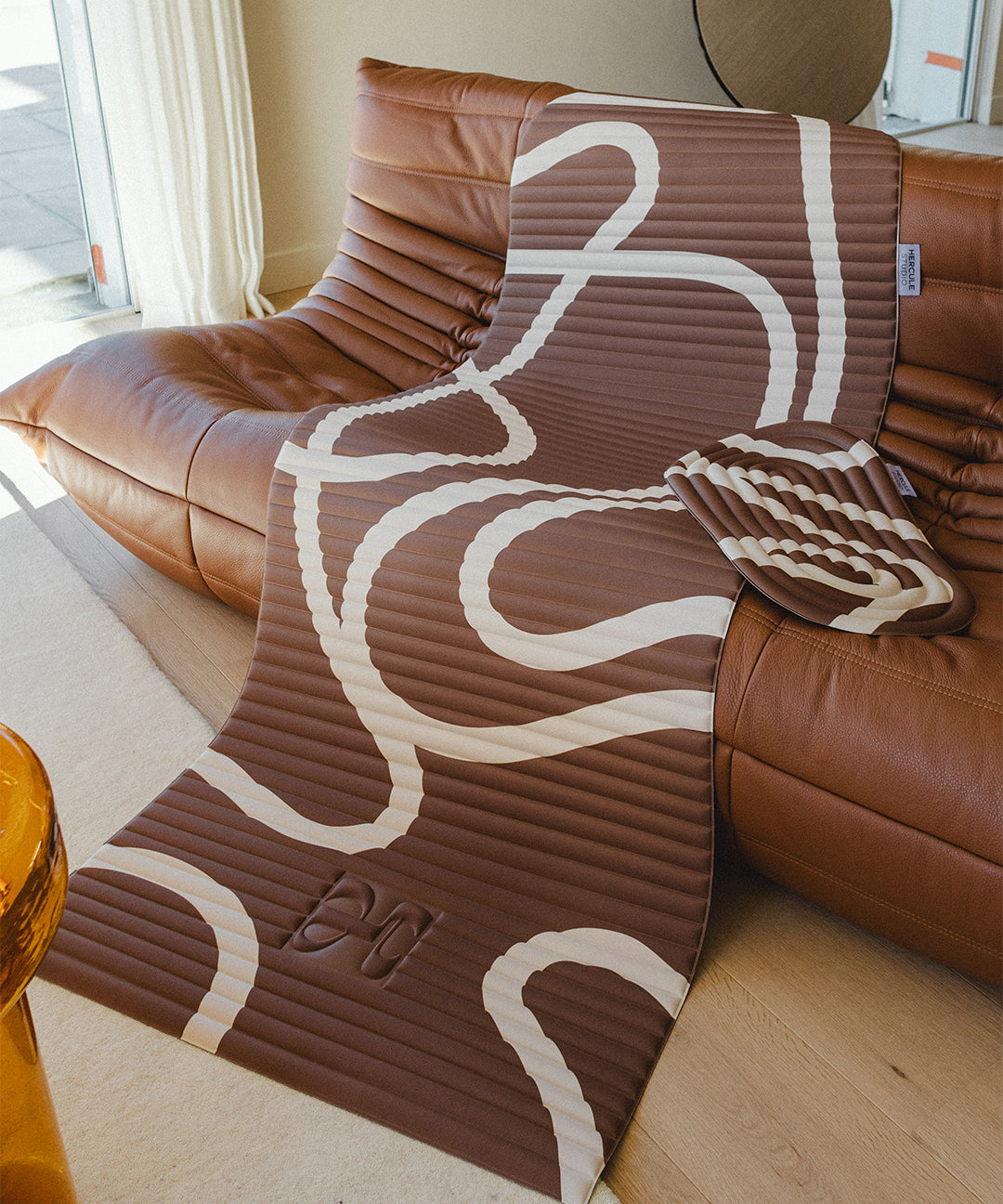 Tapis de sport Hercule Studio Archy Bari Choco et Pad de confort Bari Choco en lifestyle, imprimé marron et écru pour séance de gym et pilates, fabrication française premium