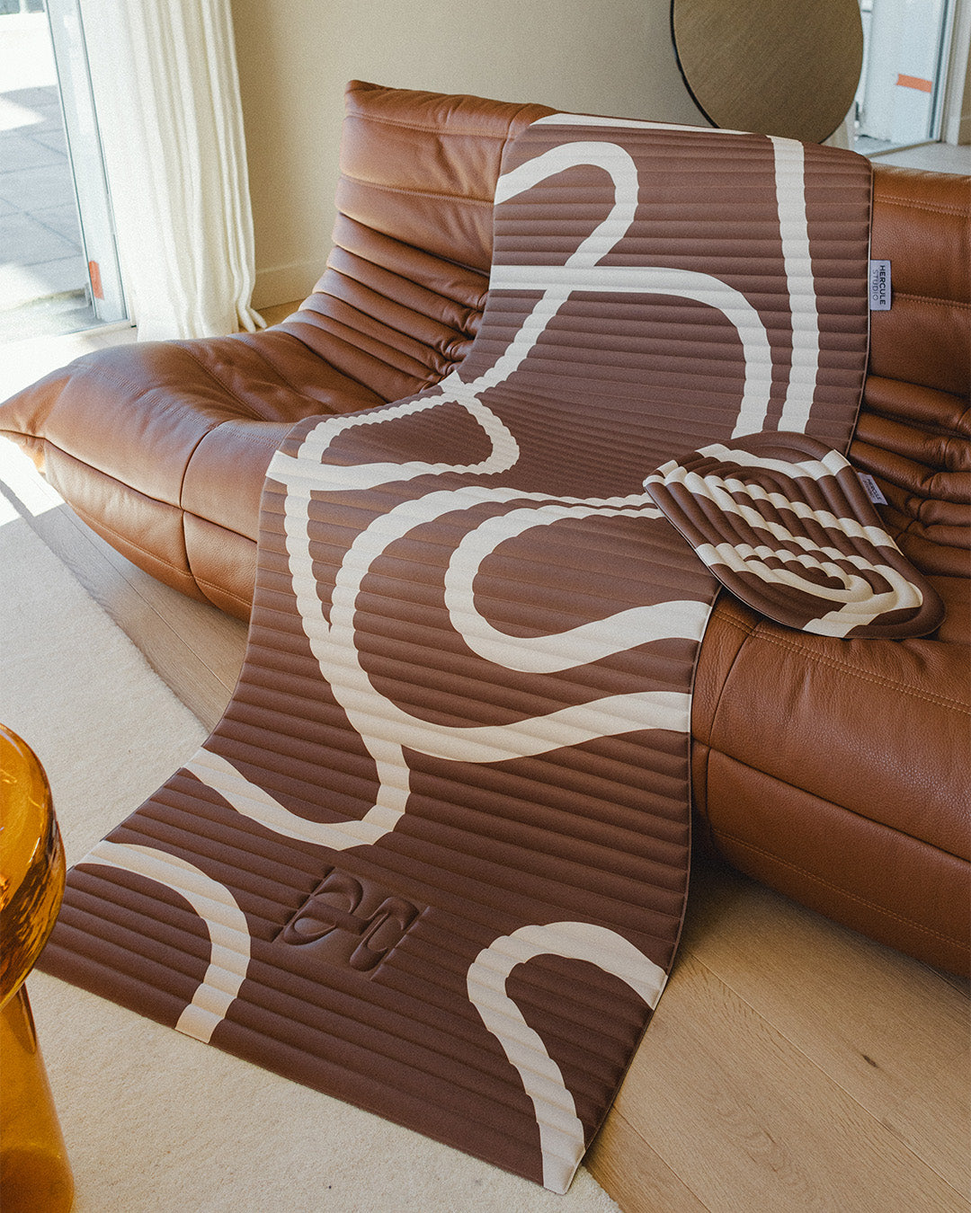 Hercule Studio Archy Bari Choco sport mat in lifestyle, brown and ecru print for gym and Pilates session, premium French craftsmanship