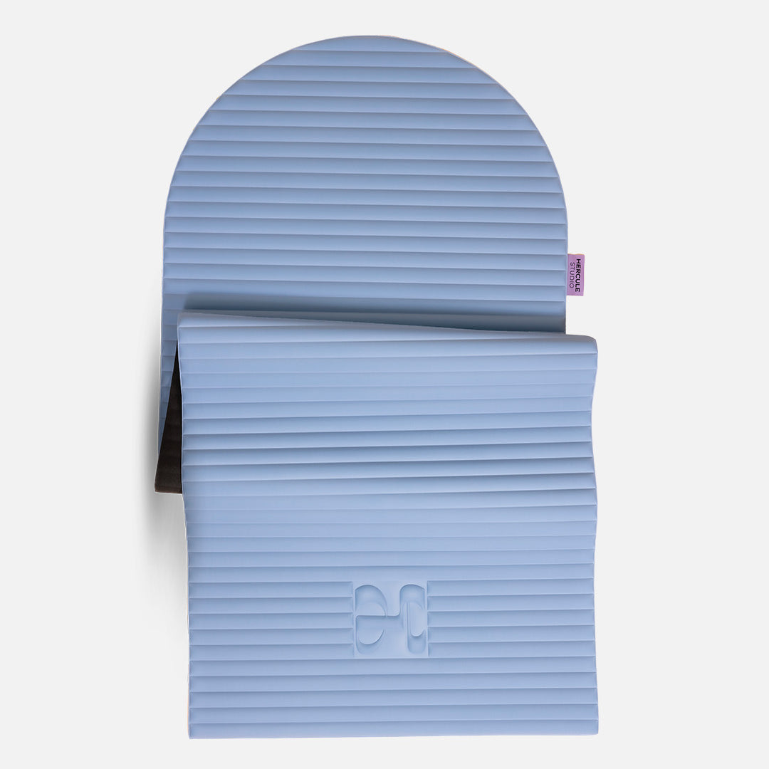 Tapis de sol pour le fitness le yoga et le pilates de la marque hercule studio modèle archy couleur blue jean packshot semi déplié