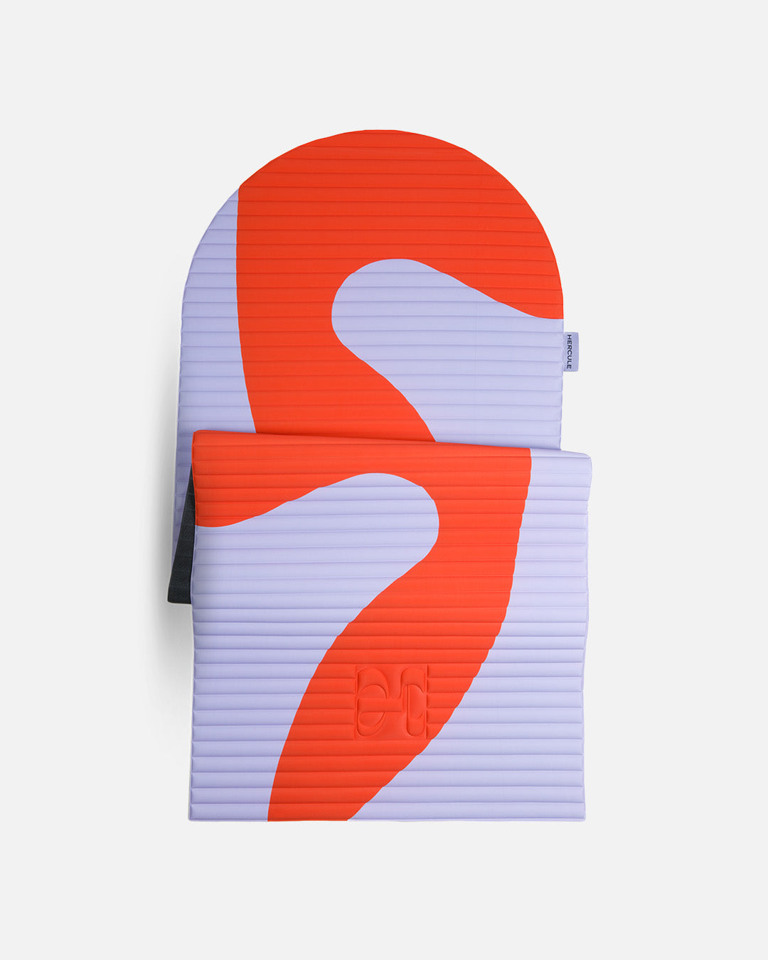 Tapis de sol pour le fitness le yoga et le pilates de la marque hercule studio modèle archy couleur imprimé axel rouge orangé packshot du tapis semi déplié