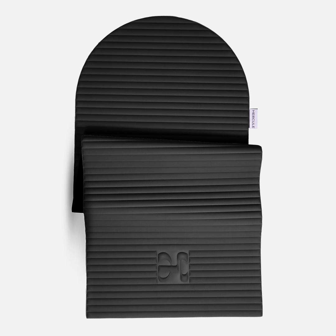 Tapis de sol pour le fitness le yoga et le pilates de la marque hercule studio modèle archy couleur outrenoir packshot semi déplié