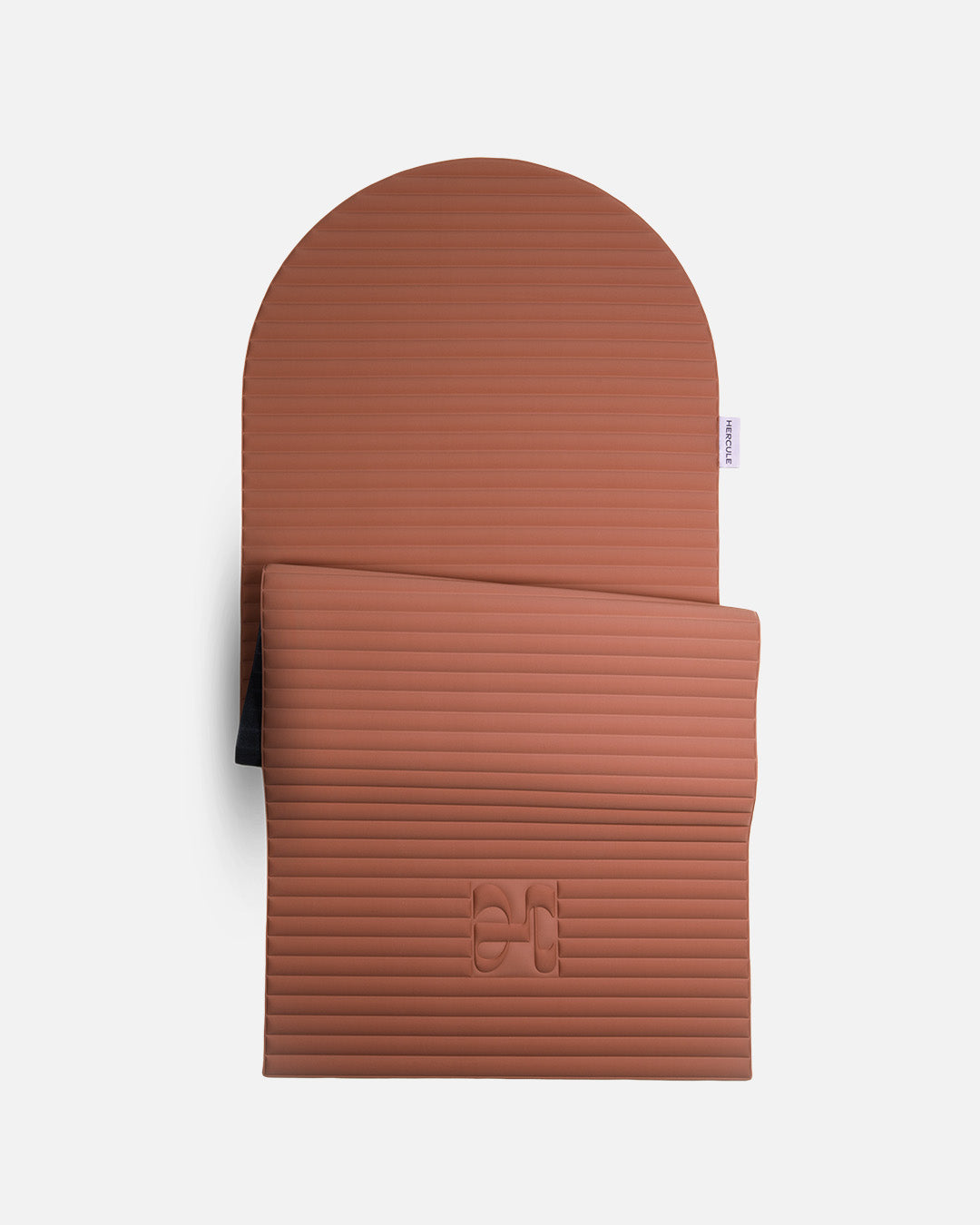 Tapis de sol pour le fitness le yoga et le pilates de la marque hercule studio modèle archy couleur terre cuite packshot semi déplié