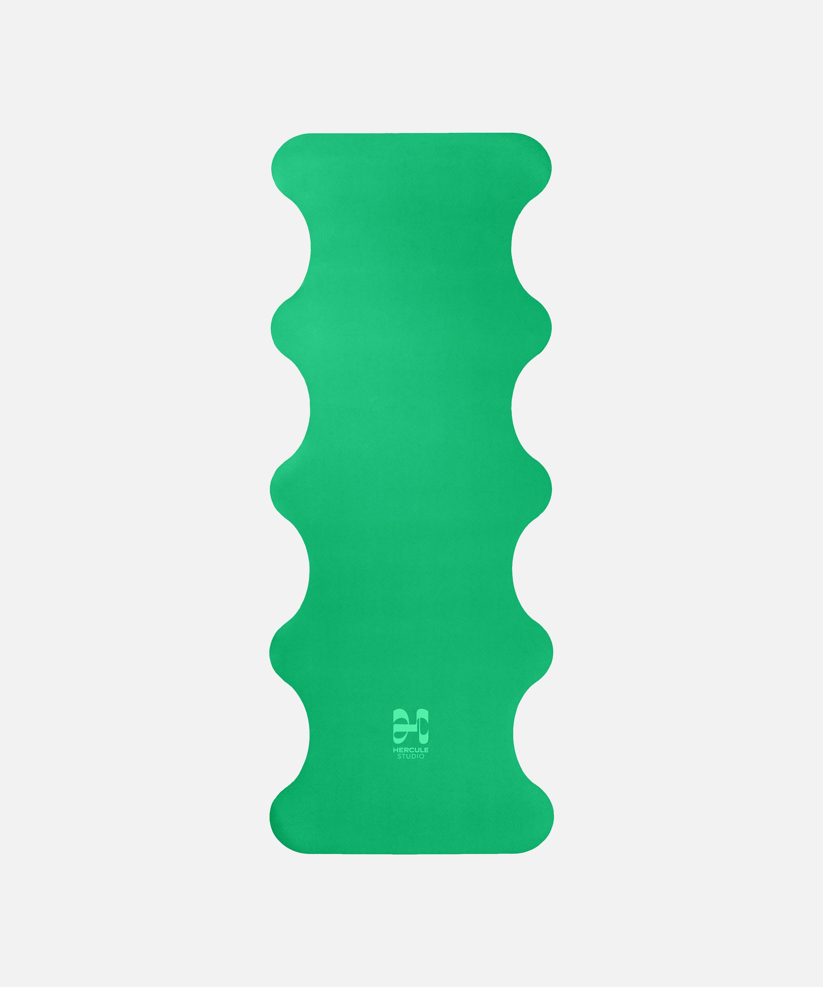 Tapis de yoga vert Golf Green Hercule Studio déplié, caoutchouc naturel sans PVC avec bords wavy, adhérence puissante pour pratique yoga