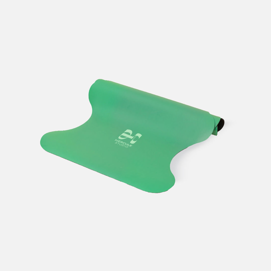 Tapis de sol pour le yoga de la marque hercule studio modèle mar couleur golf green packshot semi roulé