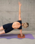 Session yoga lifestyle avec pad Galé Hercule Studio terracotta, mini tapis ergonomique pour exercices au sol et Reformer et tapis de yoga violet Lavande