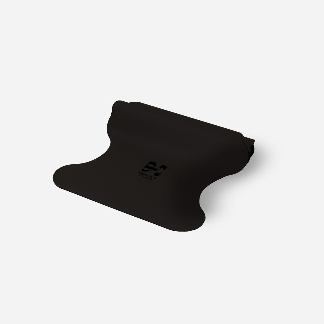 Tapis de sol pour le yoga de la marque hercule studio modèle mar couleur outrenoir packshot semi roulé