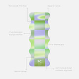 Tapis de yoga Mar de la marque Hercule Studio en collaboration avec Leslie David Studio en matière suède, couleur bleu, vert et argent Breathe In packshot avec éléments de réassurance