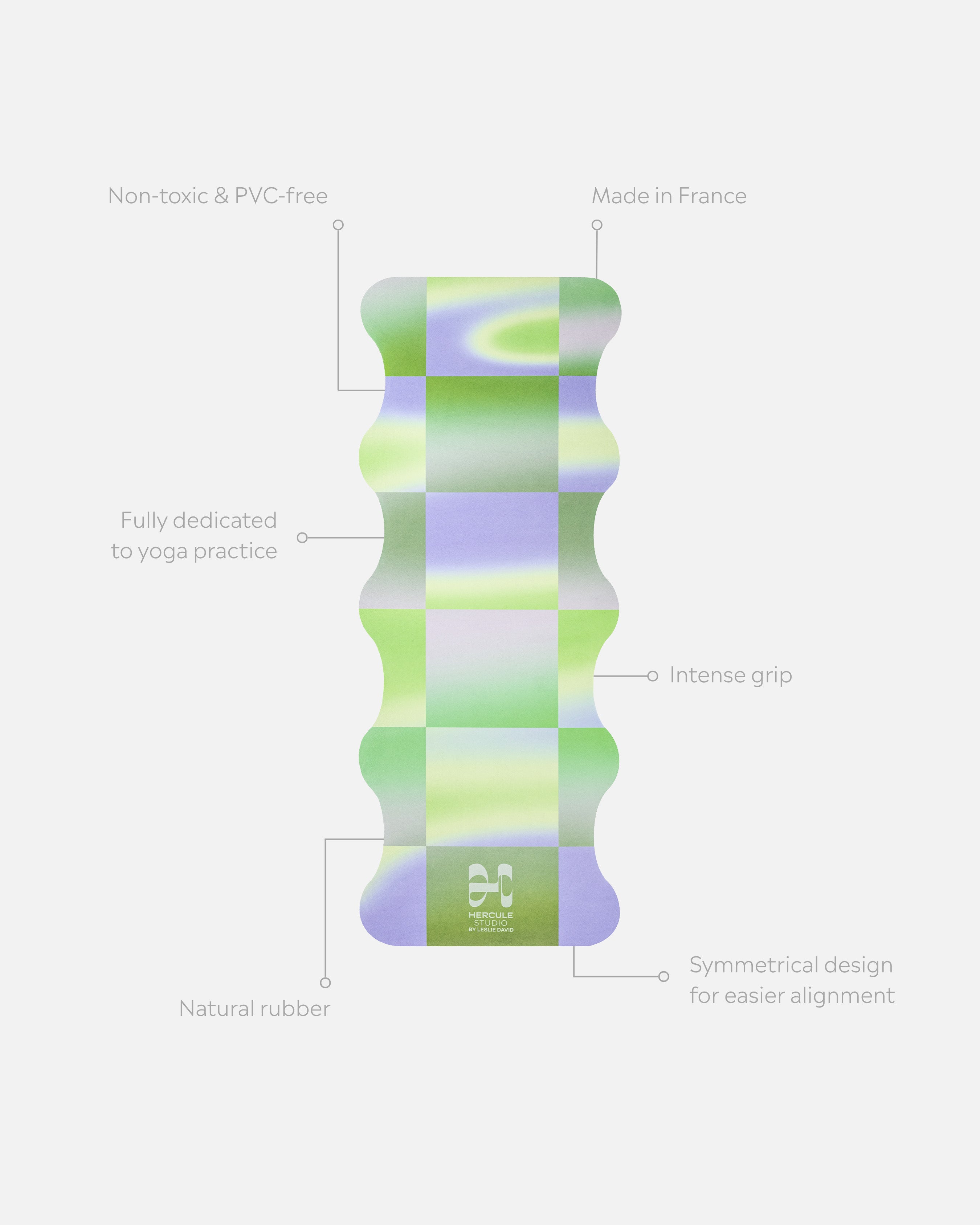 Tapis de yoga Mar de la marque Hercule Studio en collaboration avec Leslie David Studio en matière suède, couleur bleu, vert et argent Breathe In packshot avec éléments de réassurance