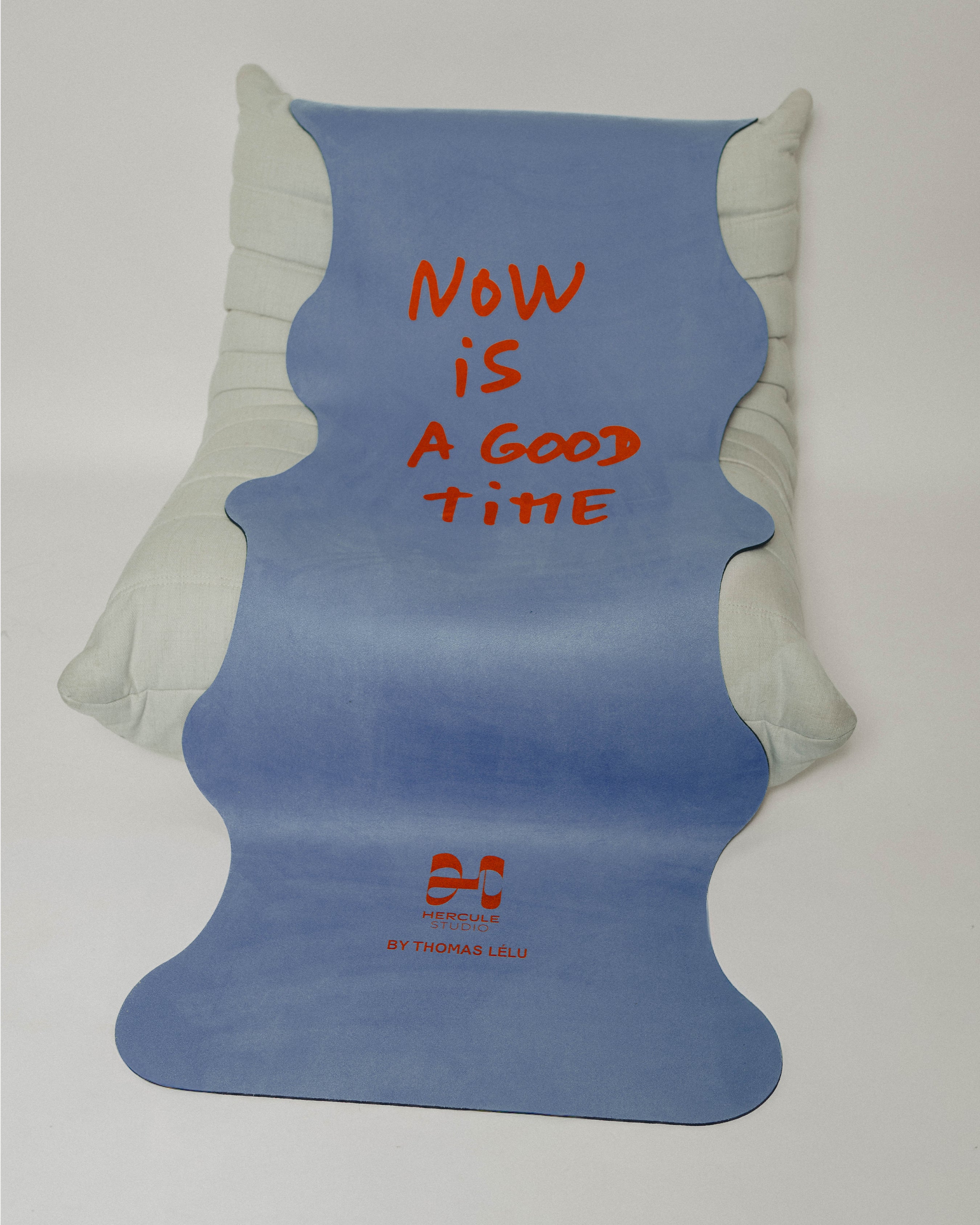Hercule Studio x Thomas Lélu yoga mat in lifestyle setting, limited edition blue suede with red quote for inspiring session, exclusive graphic design