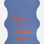 Close-up of the quote “Now is a good time” on the Hercule Studio x Thomas Lélu yoga mat, featuring an inspiring red message on a blue background