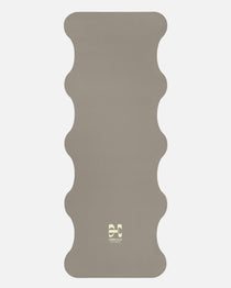Hercule Studio Greige yoga mat unrolled, beige-grey color, natural rubber PVC-free, high grip for a zen practice