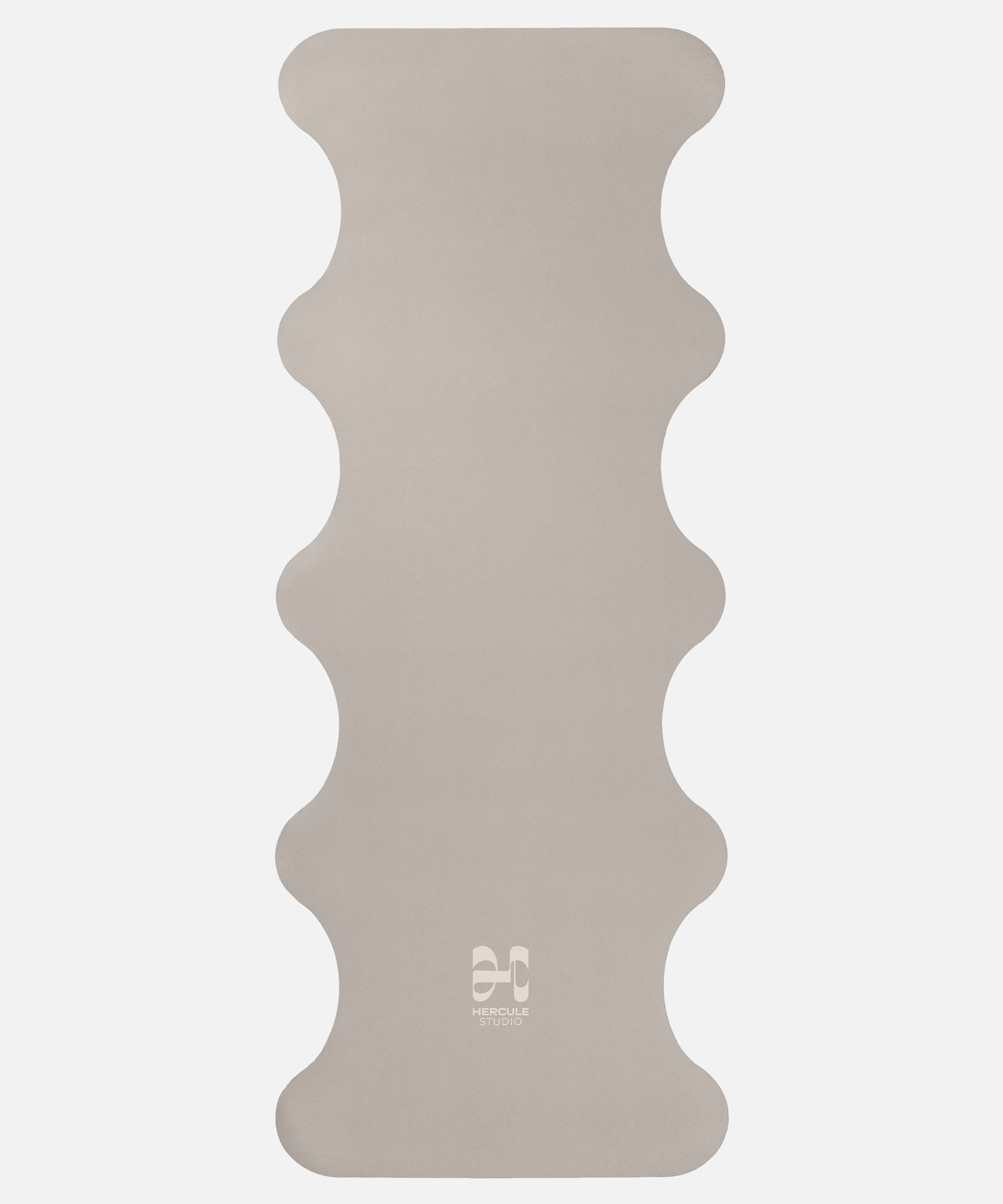 Hercule Studio Greige yoga mat unrolled, beige-grey color, natural rubber PVC-free, high grip for a zen practice